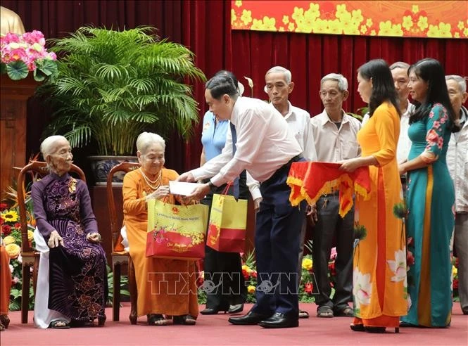 El presidente de la Asamblea Nacional de Vietnam, Tran Thanh Man, entrega obsequios a las heroicas madres. (Fuente: VNA)