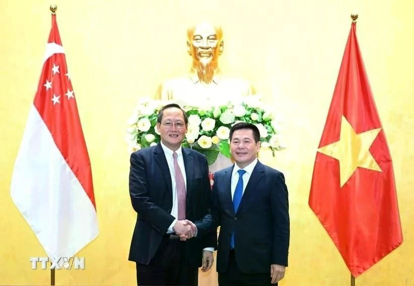 El Ministro de Industria y Comercio, Nguyen Hong Dien (Derecho), con el Segundo Ministro de Comercio e Industria sobre la expansión de la cooperación en economía, comercio y energía en marzo del año pasado. (Fuente: VNA)