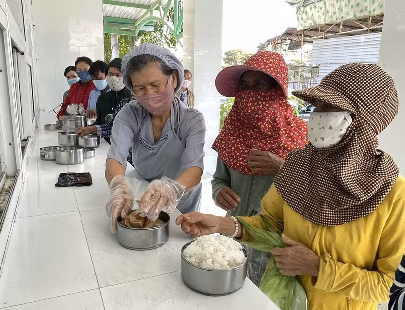 Los pacientes pobres que reciben tratamiento en el Hospital General de Ninh Thuan reciben comidas del comedor solidario "Comprensión y Amor". (Fuente: VNA)