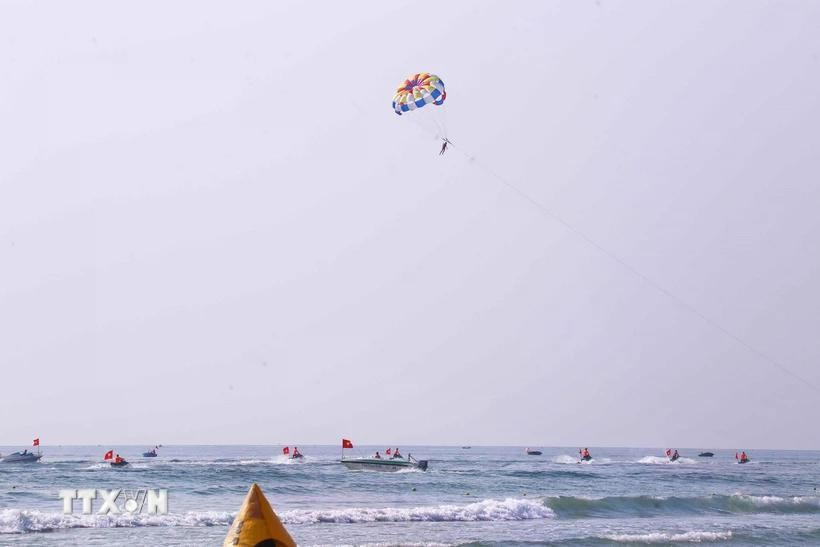 Actividades deportivas en el programa "Temporada de turismo de playa de Da Nang" en abril pasado. (Fuente: VNA)