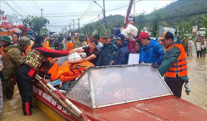 Las fuerzas operativas de la provincia de Gia Lai incrementan sus recursos humanos y materiales, centrándose en la evacuación de la población y el transporte de alimentos a las personas afectadas por las inundaciones. (Fuente: VNA)