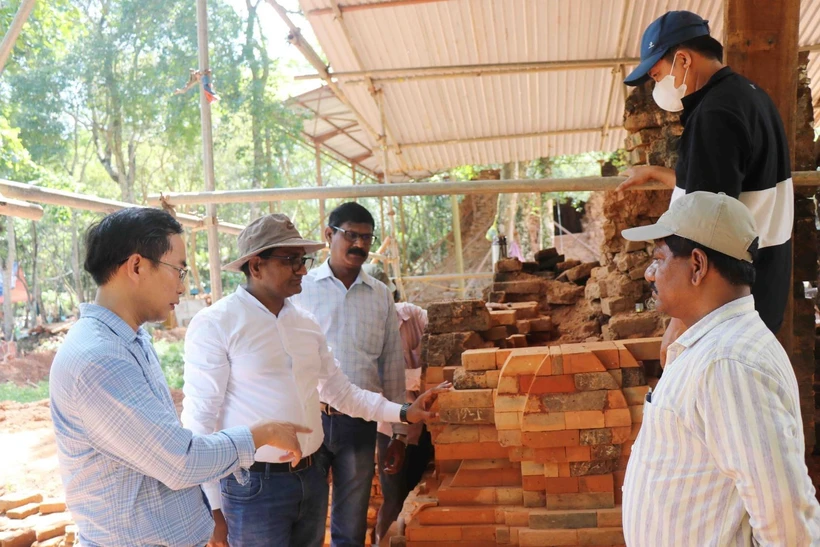Expertos vietnamitas e indios supervisan las obras de restauración de la Torre F, parte del Sitio de Patrimonio Mundial de My Son. (Fuente: VNA)