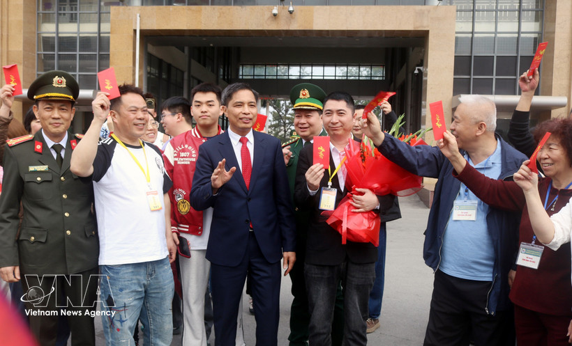 Vu Van Dien, vicepresidente permanente del Comité Popular de Quang Ninh, saluda a los turistas. (Fuente: VNA)