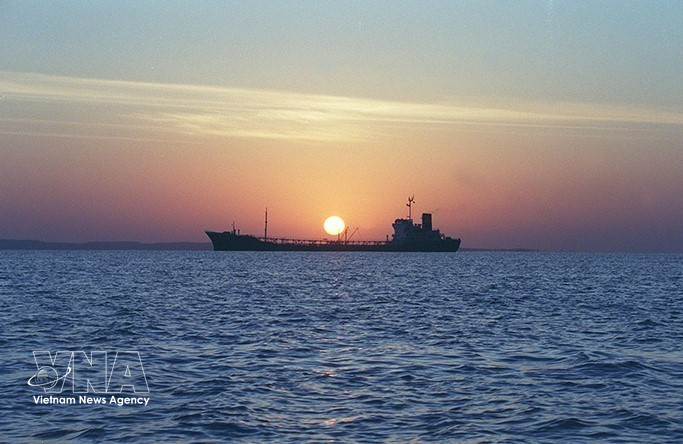 Un petrolero anclado frente a la isla de Qeshm, en el estrecho de Hormuz.(Fuente: Middle East Eye/VNA)