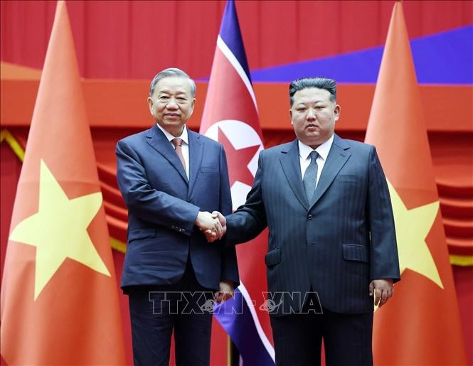 El secretario general del Partido del Trabajo de Corea y presidente de la Comisión de Asuntos Estatales del país anfitrión, Kim Jong Un, recibe al secretario general del Partido Comunista de Vietnam, To Lam. (Fuente: VNA)