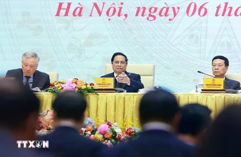 El primer ministro Pham Minh Chinh preside la reunión para revisar las actividades del Comité Nacional de Transformación Digital y el Proyecto 06. (Fuente: VNA)