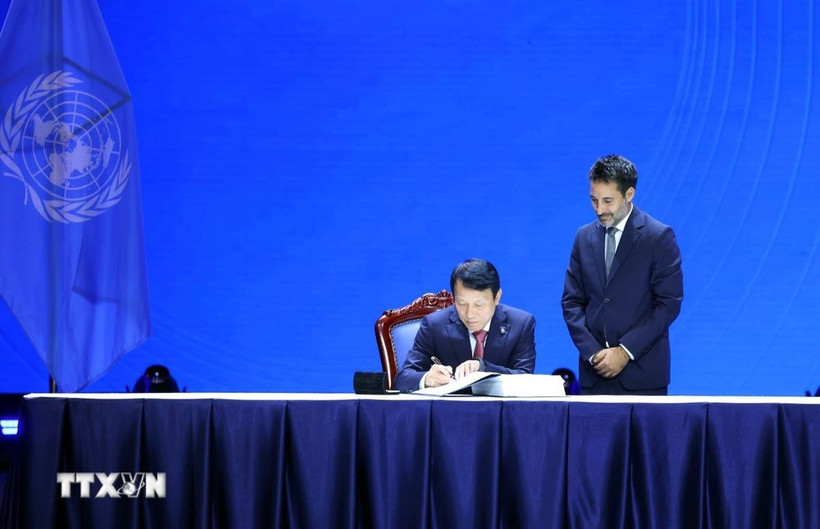El ministro de Seguridad Pública de Vietnam, Luong Tam Quang, firma la Convención de las Naciones Unidas contra el Delito Cibernético. (Fuente: VNA)