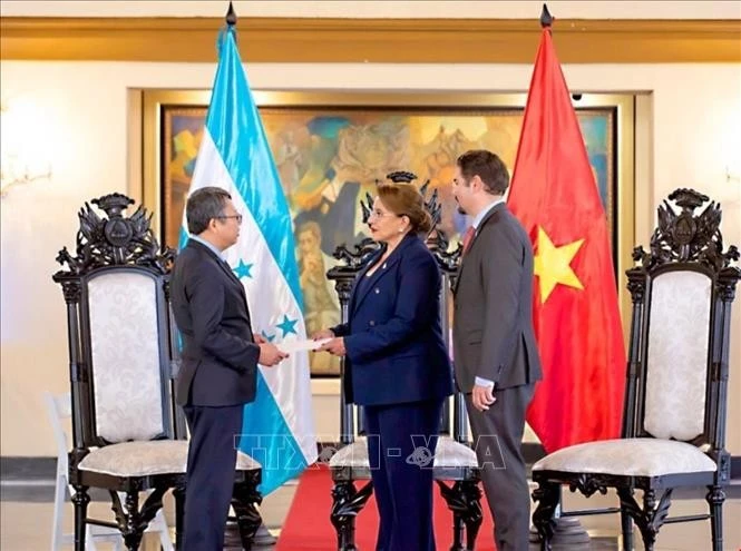 La presidenta de Honduras, Xiomara Castro, recibe a Nguyen Van Hai, embajador vietnamita en México y concurrente en Honduras, quien le presentó sus cartas credenciales. (Fuente: VNA)