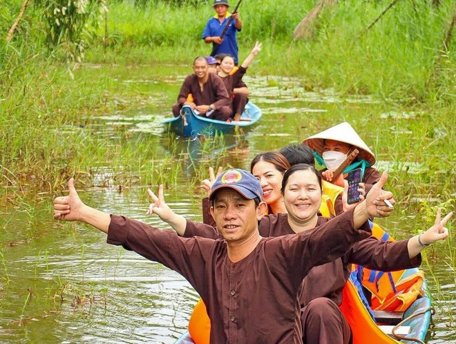 Turistas en la zona forestal de U Minh Ha. (Fuente: VNA)