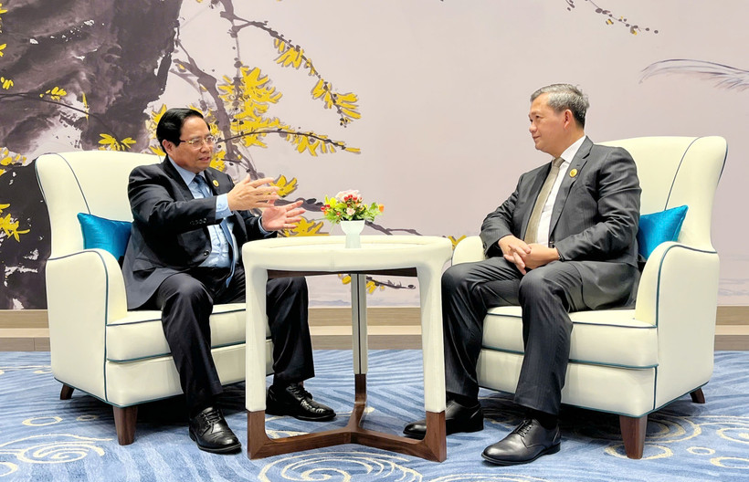 El primer ministro vietnamita, Pham Minh Chinh, con su homólogo camboyano, Hun Manet. (Fuente: VNA)