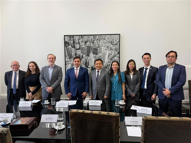 En el encuentro entre el embajador de Vietnam en Brasil, Bui Van Nghi, y Samo Tosatti, director de Relaciones Internacionales de Sao Paulo. (Fuente: VNA)