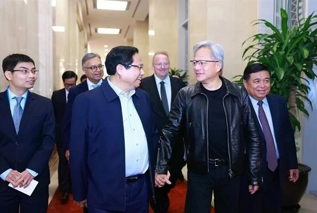 El primer ministro Pham Minh Chinh y el director ejecutivo de Nvidia, Jensen Huang. (Foto: VNA)