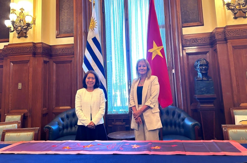 La embajadora de Vietnam en Uruguay, Ngo Minh Nguyet, se encuentra con la vicepresidenta electa, Carolina Cosse. (Fuente: VNA)