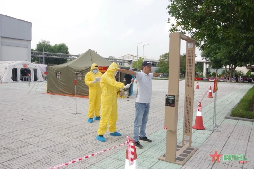 En el ejercicio de respuesta a incidentes nucleares y radiológicos organizado por el Instituto Militar de Medicina Radiológica y Oncología, del Departamento Médico Militar, en coordinación con el Comité Popular de Hanoi, a finales de 2023. (Fuente: qdnd.vn)