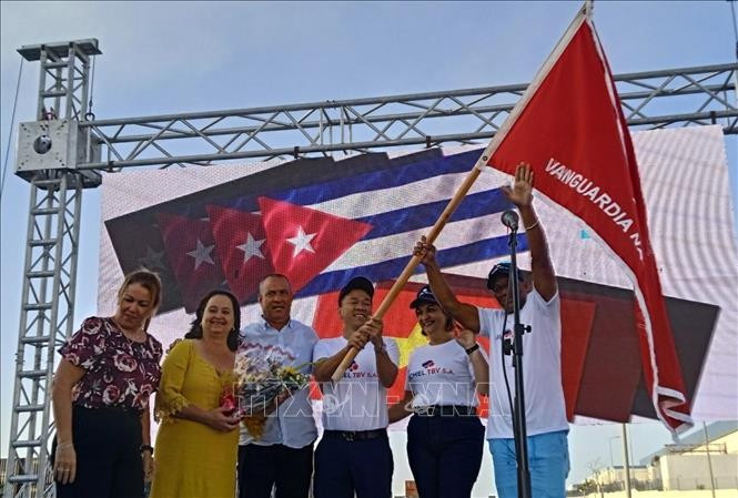 La empresa Thai Binh Global recibe la bandera. (Fuente: VNA)