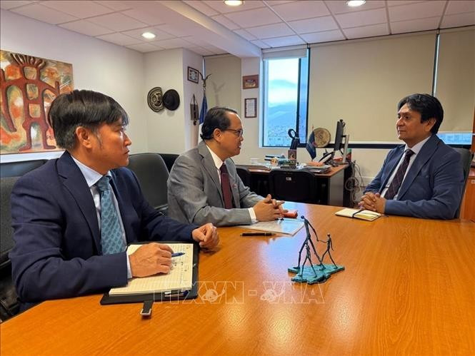 En el encuentro entre el embajador de Vietnam en Chile, Nguyen Viet Cuong, y el gobernador de la Región de Antofagasta, Ricardo Heriberto Díaz Cortés. (Fuente: VNA)