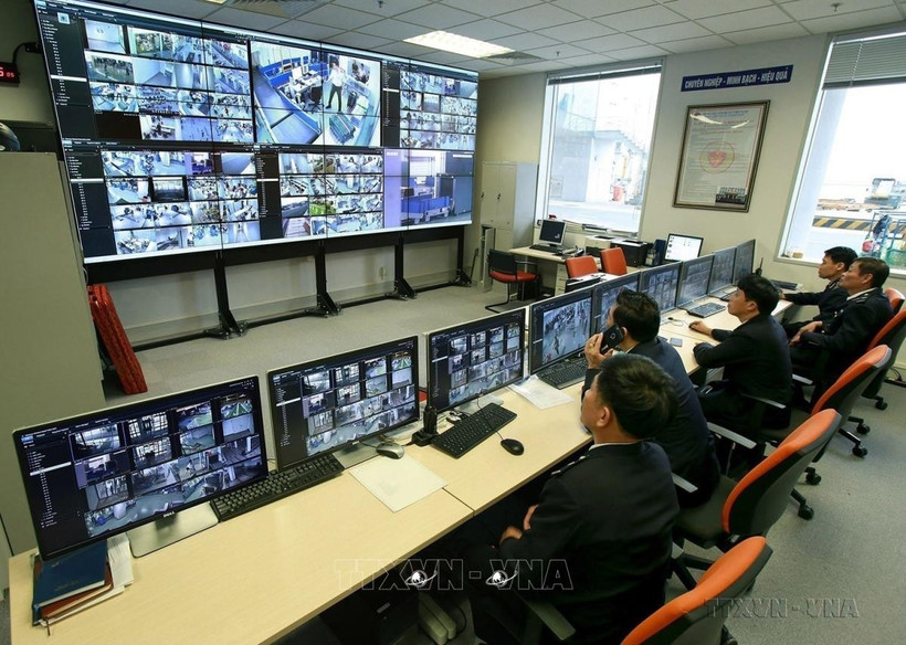 En el Centro de mando y supervisión de operaciones de la terminal T2 de la Subdivisión de Aduanas en el Puesto Fronterizo del Aeropuerto Internacional de Noi Bai. (Fuente: VNA)