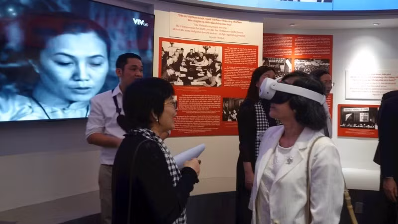 Delegados en un espacio interactivo que incorpora tecnología digital en el Museo de los Vestigios de la Guerra. (Fuente: nhandan.vn)