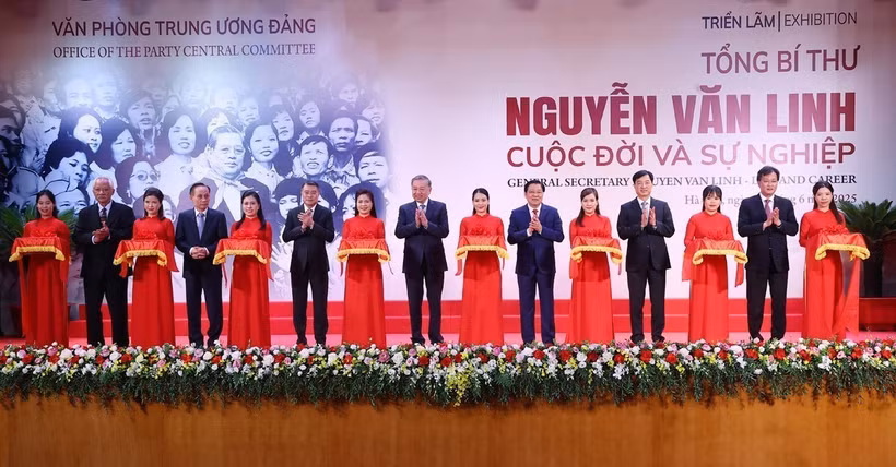 El secretario general del Partido Comunista de Vietnam, To Lam, asiste a la inauguración de la Exposición “Secretario general Nguyen Van Linh: Vida y obra”. (Fuente: VNA)