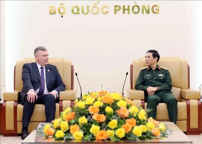 El general Phan Van Giang, miembro del Buró Político del Partido Comunista de Vietnam, subjefe de la Comisión Militar Central y ministro de Defensa, recibe al viceministro de Defensa Nacional de Polonia, Pawel Bejda. (Fuente: VNA)