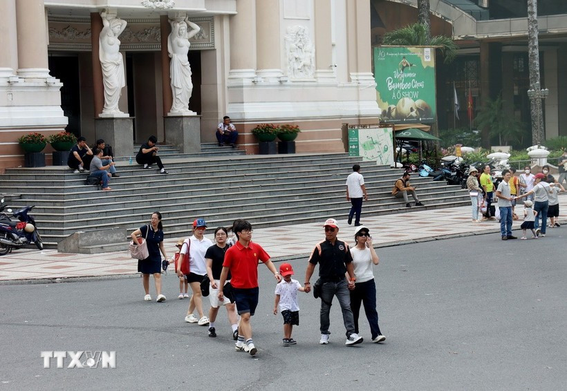 Turistas visitan la Ópera de Ciudad Ho Chi Minh. (Fuente: VNA)