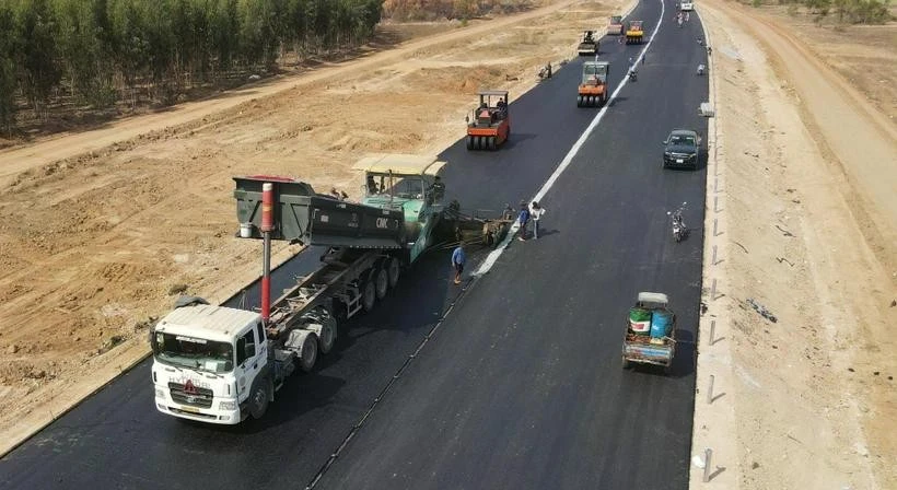 El contratista pavimenta asfalto para un proyecto de autopista. (Fuente: VietnamPlus)