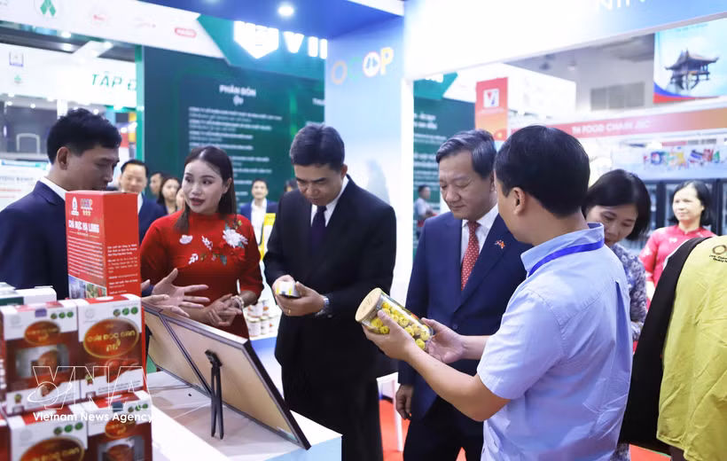 El embajador de Vietnam en Laos, Nguyen Minh Tam, y el viceministro de Industria y Comercio de Laos, Phouthavanh Nanthavong, visitan la feria. (Fuente: VNA)