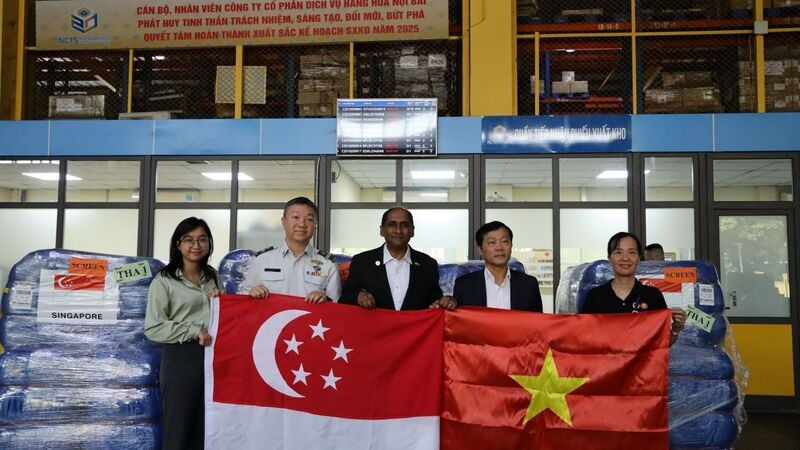 Representantes del Ministerio de Agricultura y Medio Ambiente de Vietnam reciben el envío de ayuda en el aeropuerto de Noi Bai. (Fuente: congthuong.vn)