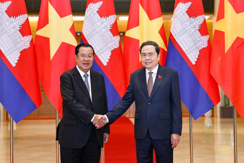 El presidente de la Asamblea Nacional de Vietnam, Tran Thanh Man, con el titular del Partido Popular de Camboya (PPC) y presidente del Senado de ese país, Hun Sen. (Fuente: VNA)