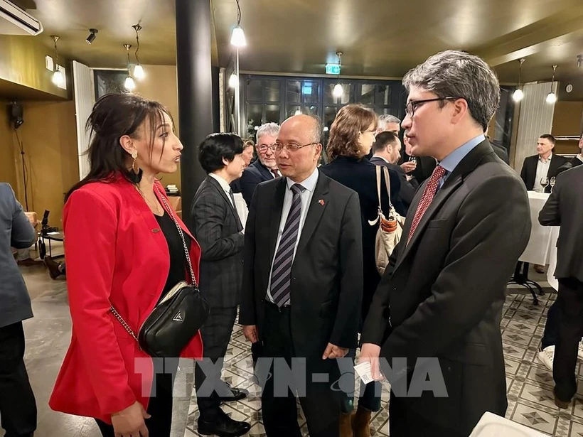 El embajador de Vietnam en Francia, Dinh Toan Thang, habla con propietarios de empresas. (Fuente: VNA)