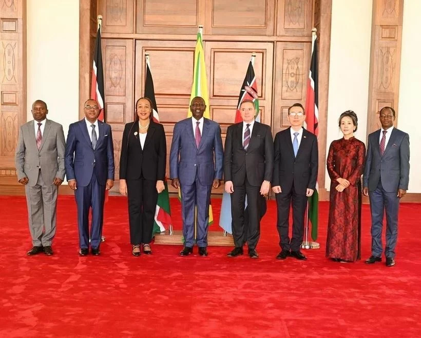 La embajadora vietnamita en Tanzania, concurrente a Kenia, Vu Thanh Huyen, (segunda desde derecha) y otros embajadores. (Fuente: VNA)