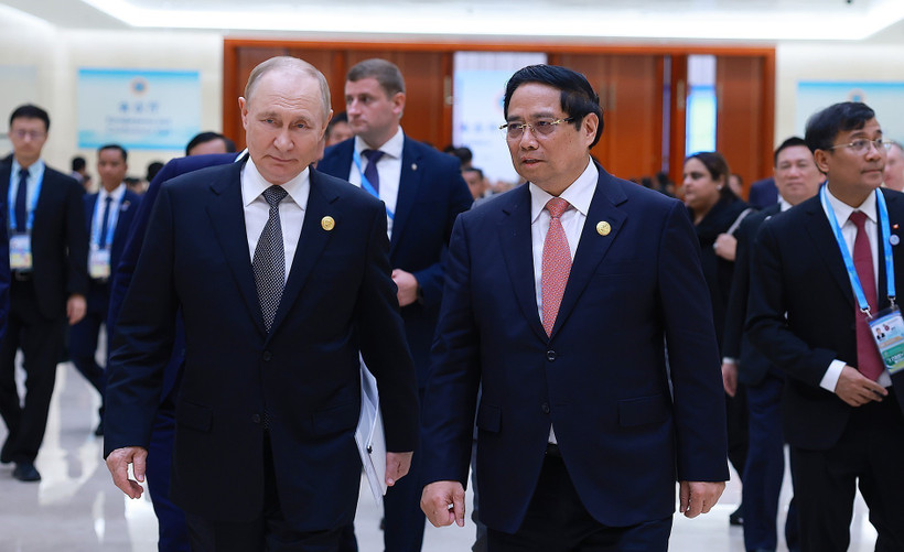El primer ministro de Vietnam, Pham Minh Chinh, con el presidente de Rusia, Vladimir Putin. (Fuente: VNA)