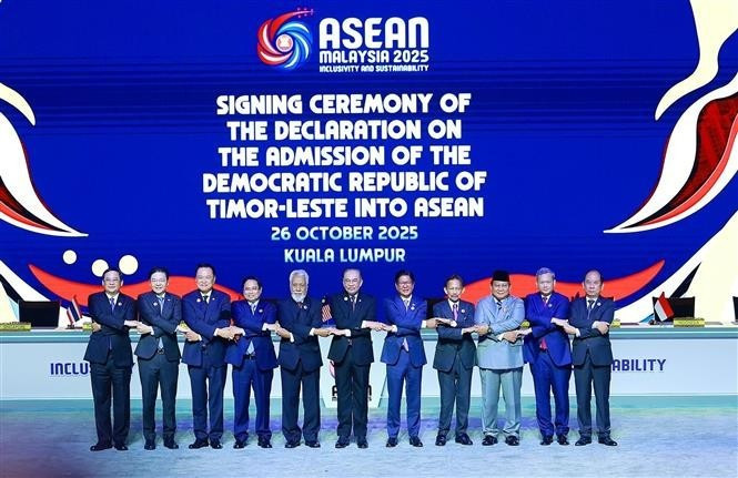 El primer ministro Pham Minh Chinh (cuarto desde la izquierda) y los jefes de delegación posan para una foto de grupo en la ceremonia inaugural de la 47.ª Cumbre de la ASEAN y otras cumbres relacionadas. (Fuente: VNA)