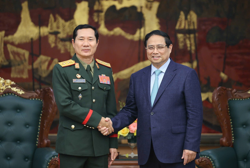 El primer ministro vietnamita, Pham Minh Chinh, recibe al teniente general Saichay Kommasith, viceministro de Defensa y jefe del Estado Mayor del Ejército Popular de Laos. (Fuente: VNA)