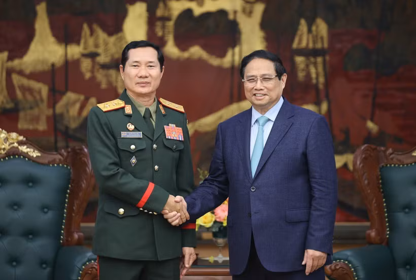 El primer ministro vietnamita, Pham Minh Chinh, recibe al teniente general Saichay Kommasith, viceministro de Defensa y jefe del Estado Mayor del Ejército Popular de Laos. (Fuente: VNA)