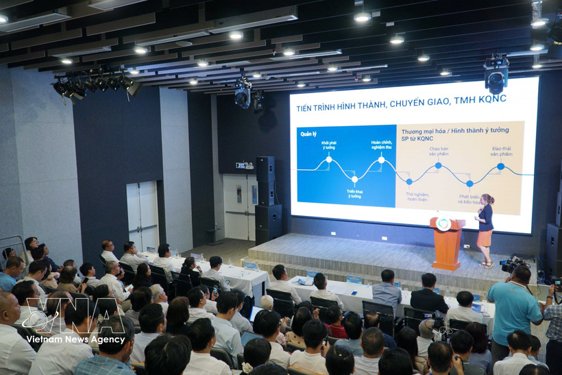 El Departamento de Ciencia y Tecnología de Ciudad Ho Chi Minh organizó la conferencia para implementar el proyecto “Piloto de políticas para impulsar la comercialización y acelerar la transferencia de resultados de investigación y activos de propiedad intelectual generados con el presupuesto estatal hacia la producción y los negocios”. (Fuente: VNA)