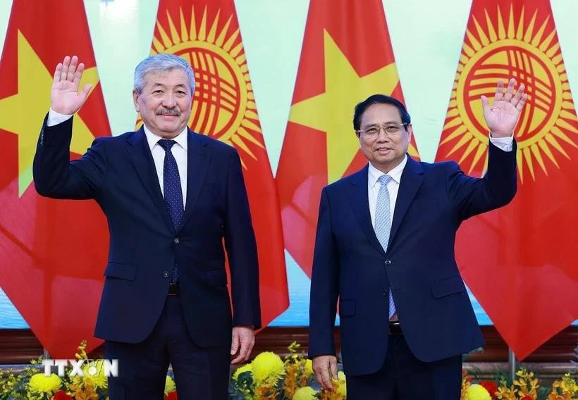 El primer ministro vietnamita, Pham Minh Chinh, (D) y su homólogo de Kirguistán, Adylbek Kasymaliev. (Fuente: VNA)