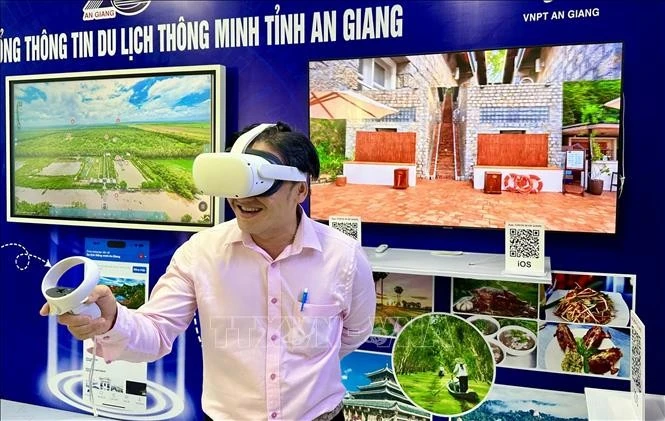 Un turista experimenta la tecnología VR (Fuente: VNA)