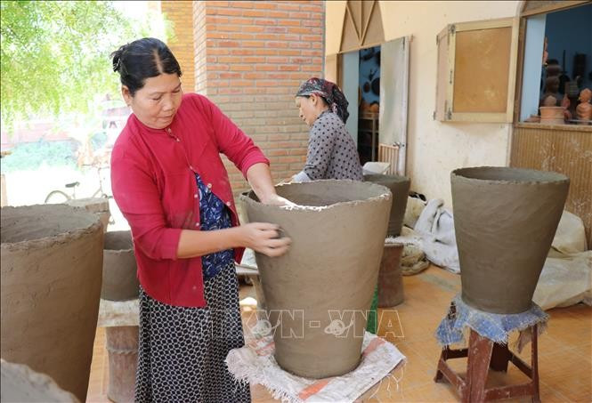 Producción de la cerámica Cham en la provincia vietnamita de Ninh Thuan. (Fuente: VNA)