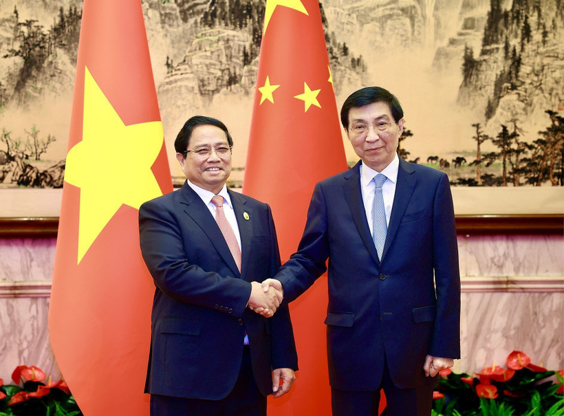 El primer ministro vietnamita, Pham Minh Chinh, con Wang Huning, miembro del Comité Permanente del Buró Político del Comité Central del Partido Comunista de China y presidente del Comité Nacional de la Conferencia Consultiva Política del Pueblo Chino. (Fuente: VNA)