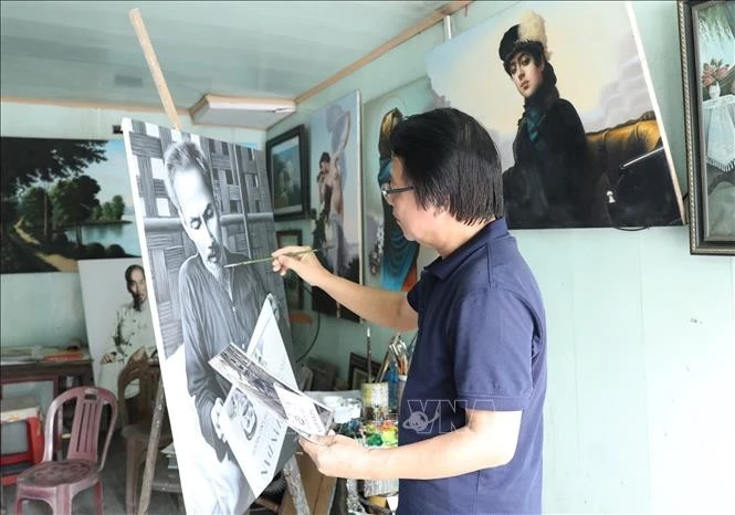 Tran Hoa Binh, pintor católico nacido en en la provincia norteña de Ninh Binh, ha dedicado más de 50 años al arte del retrato hiperrealista. (Fuente: VNA)