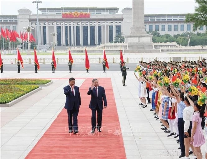 El secretario general del Partido Comunista y presidente de China, Xi Jinping, recibe al secretario general del Partido Comunista de Vietnam, To Lam. (Fuente: VNA)