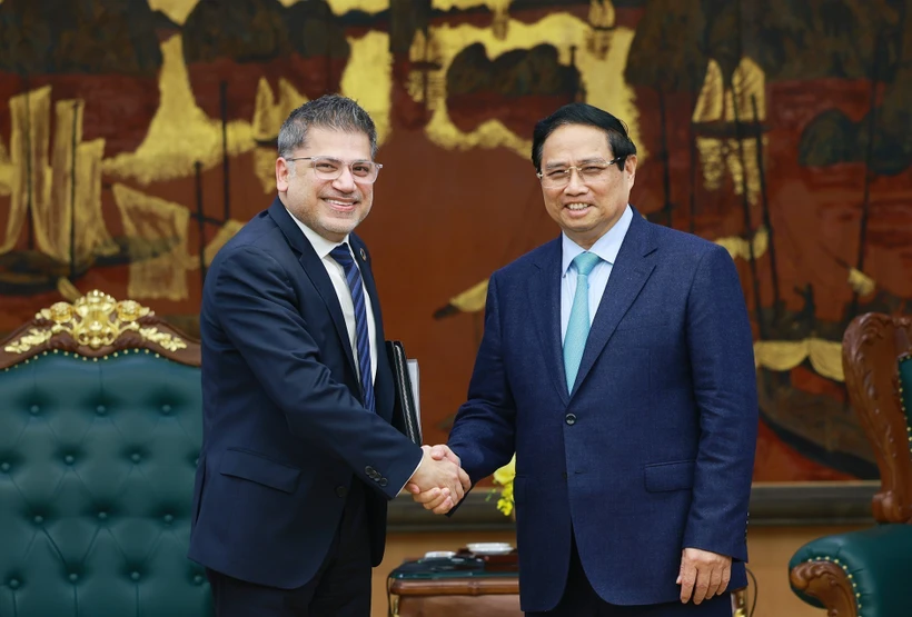 El primer ministro Pham Minh Chinh con el presidente y director general de AstraZeneca Vietnam, Nitin Kapoor. (Fuente: VNA)