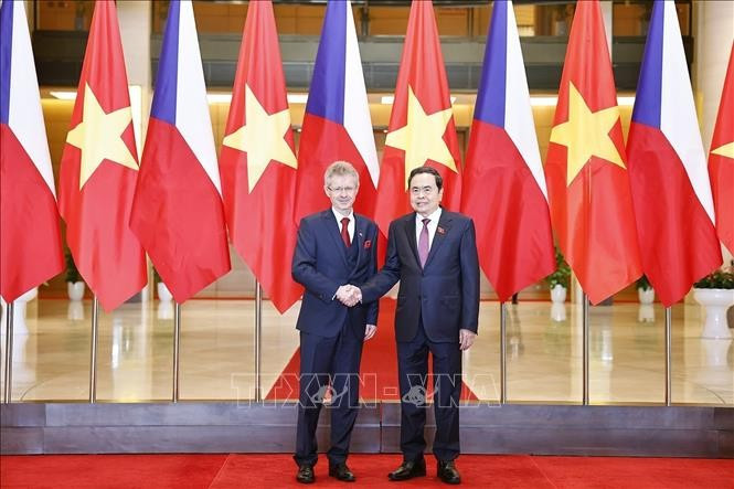 El titular de la Asamblea Nacional de Vietnam, Tran Thanh Man, y el presidente del Senado de la República Checa, Milos Vystrcil. (Fuente: VNA)