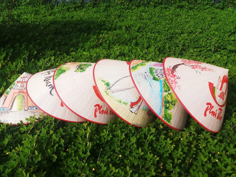 Los sombreros cónicos de Sai Nga se han convertido en un producto turístico, un regalo único para los viajeros que visitan la aldea artesanal. (Foto: langngheviet.com.vn)