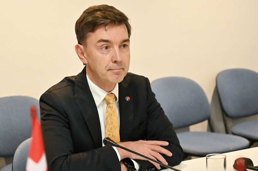 El embajador Julien Guerrier dialoga con la prensa antes de la visita oficial a Vietnam del presidente del Consejo Europeo, Antonio Costa. (Fuente: VietnamPlus).