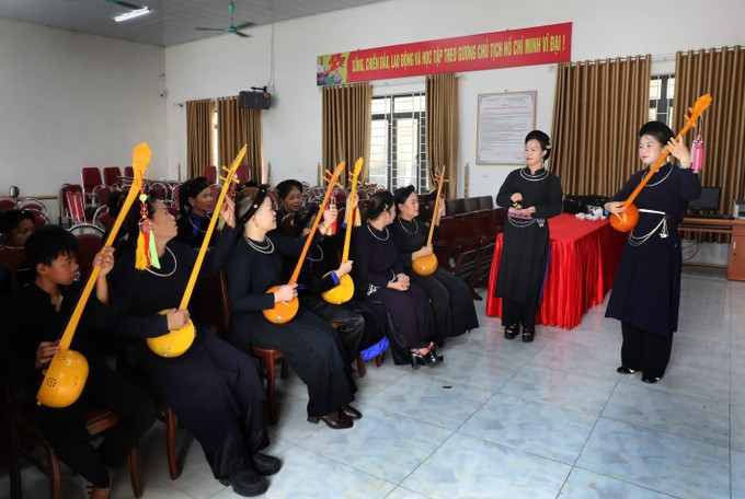 Enseñanza del canto Then a los miembros del club del canto Then y el instrumento musical Tinh en la comuna de Luc Ngan, de la provincia de Bac Ninh. (Fuente: VNA)