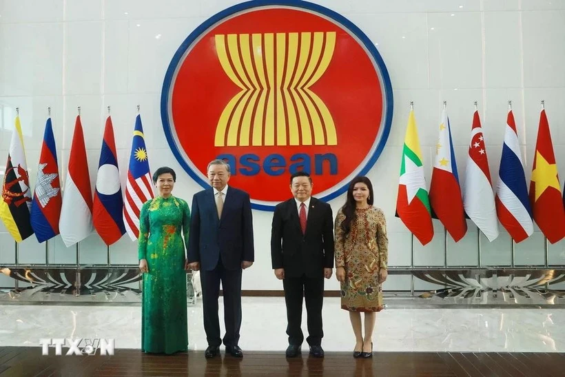 El secretario general del Partido Comunista de Vietnam, To Lam (segundo, a la izquierda) y su esposa, Ngo Phuong Ly (primera, a la izquierda), visitan la Secretaría de la ASEAN el 10 de marzo. (Foto: VNA)