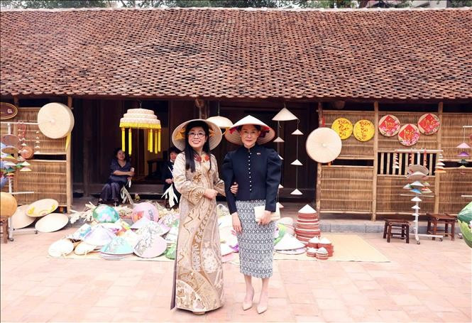 Cónyuges de premieres de Vietnam y Singapur visitan Museo de Etnología en Hanoi. (Fuente: VNA)