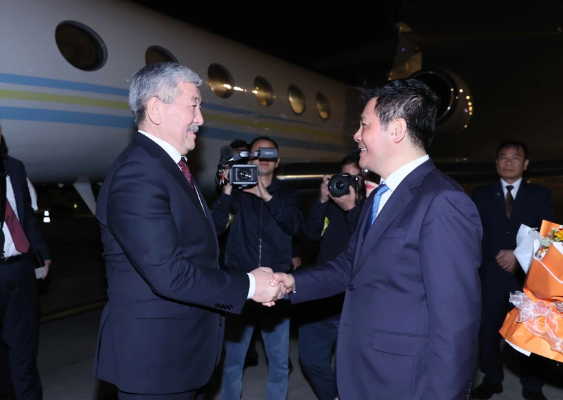 Nguyen Hong Dien, ministro de Industria y Comercio de Vietnam, saluda al primer ministro de la República de Kirguistán, Adylbek Kasimalyev, en el aeropuerto de Noi Bai, Hanoi. (Fuente: VNA)